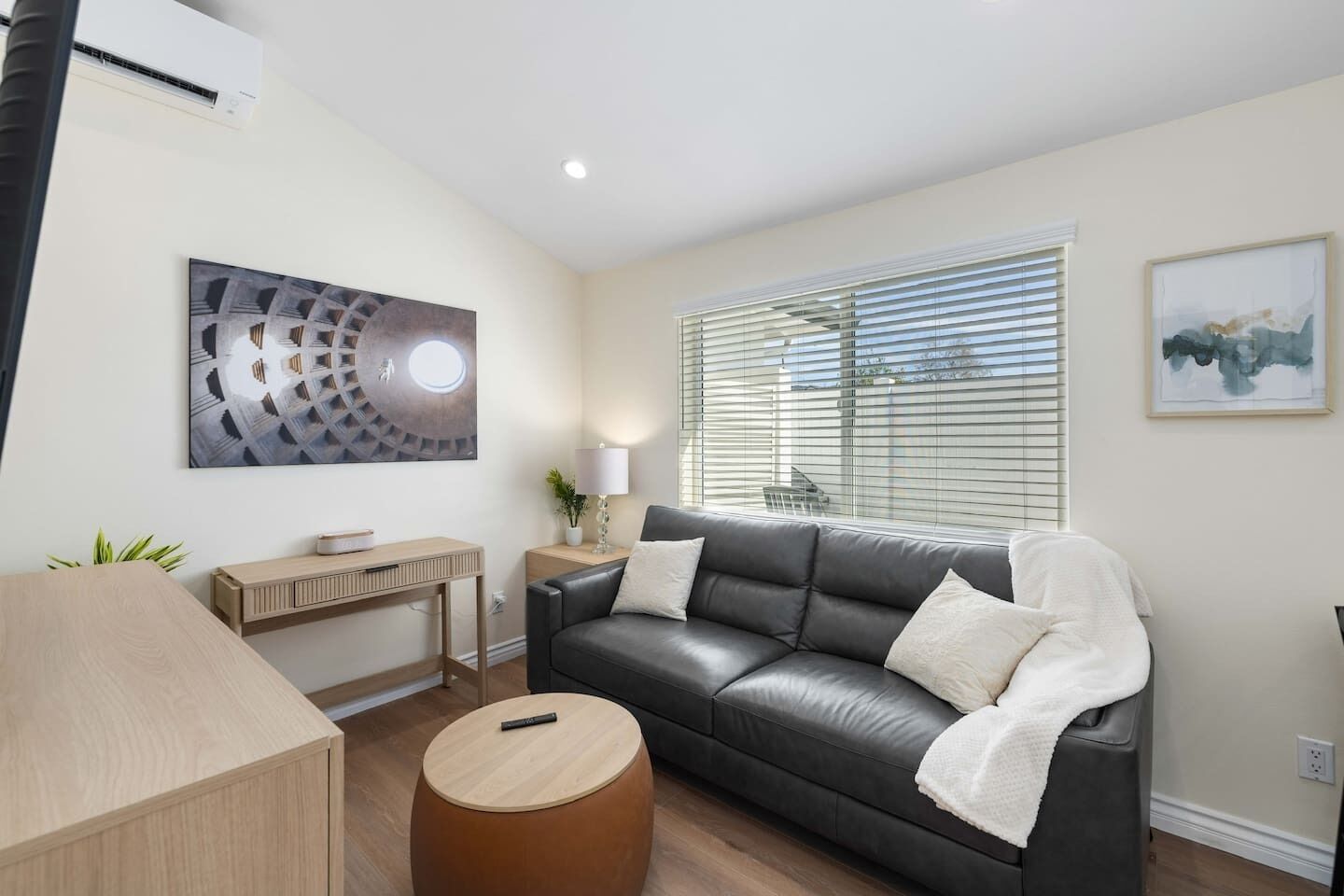 Smart TV, chimenea y libros 