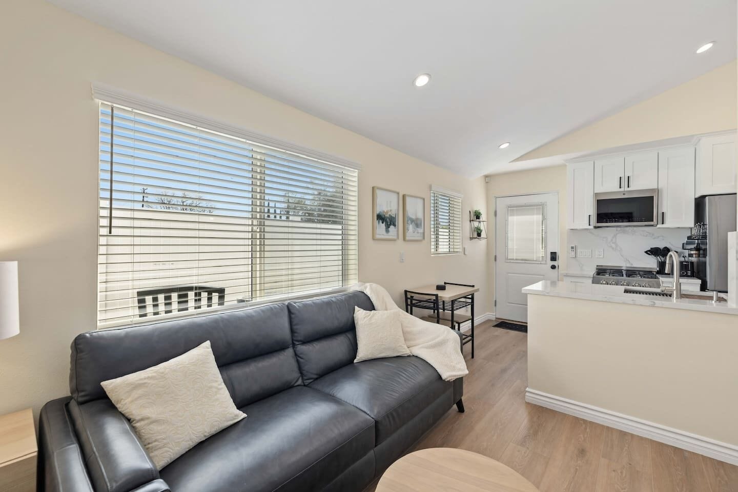 TV connectée, cheminée, livres