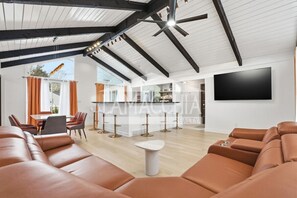 Smart TV, books - Contemporary 4-bedroom ranch style home with AC in charming Falmouth, Cape Cod (Falmouth)