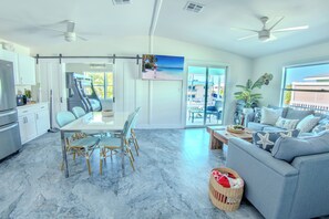TV - 3-bedroom house in lovely Marathon with canal and private dock close to Sombrero (Marathon)