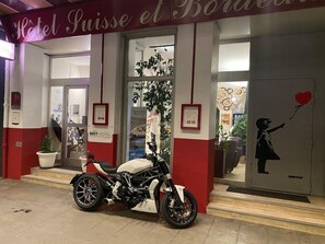 Exterior detail - Brit Hotel Essentiel Suisse et Bordeaux (Grenoble)