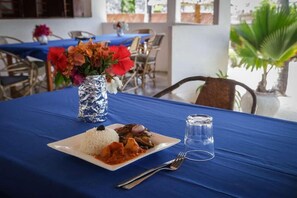 Outdoor dining - Kipepeo Lodge (Jambiani)