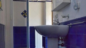 A bathroom with a shower, a sink, and a toilet. - Hotel Scalea (Scalea)
