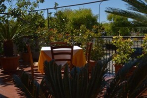 Outdoor dining - Hotel Scalea (Scalea)