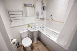 Bathroom - The Waverley Hotel (Callander)