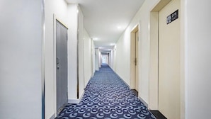 A hotel hallway with a patterned carpet, doors on both sides, and a sign indicating room number 275. - 7 Days Inn Keyuanyi Road Shiqiao Pu (Chongqing)