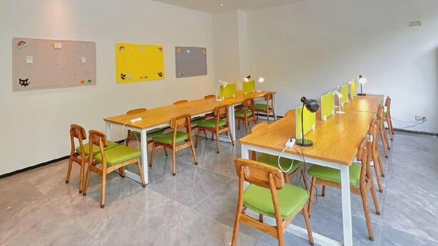 A conference room with long tables and chairs, white walls, and ceiling lights. - 7 Days Inn Keyuanyi Road Shiqiao Pu (Chongqing)