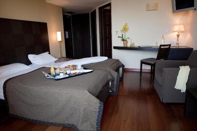 Hotel The Originals Le Jules Verne