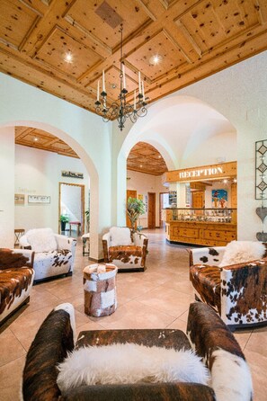 Lobby - Bernerhof Swiss Quality Kandersteg Hotel (Kandersteg)