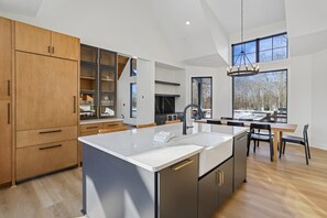 Fridge, microwave, oven, stovetop - Escape to Holiday House in McHenry, a 5BR retreat with hot tub and pool table! (McHenry)