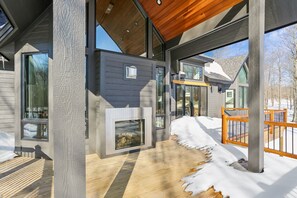Terrace/patio - Escape to Holiday House in McHenry, a 5BR retreat with hot tub and pool table! (McHenry)