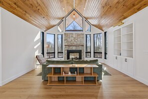 Smart TV, fireplace, offices - Escape to Holiday House in McHenry, a 5BR retreat with hot tub and pool table! (McHenry)