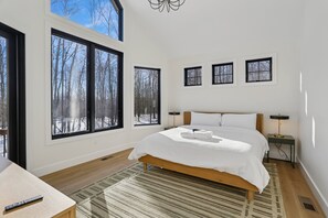 Desk, free WiFi, bed sheets - Escape to Holiday House in McHenry, a 5BR retreat with hot tub and pool table! (McHenry)