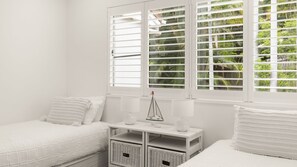 Iron/ironing board, free WiFi, bed sheets - 2/1 Ferris Street Sunshine Beach (Sunshine Beach)