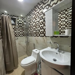 A bathroom with a shower, toilet, and sink. - Petra Princes Hotel (Wadi Musa)