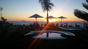 Bañera de hidromasaje al aire libre