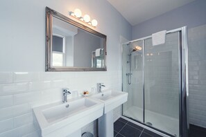 Bathroom - The Boat Country Inn & Restaurant (Boat of Garten)