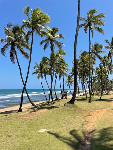 Spacious 3-bedroom condo in amazing Lauro de Freitas with AC and fitness room