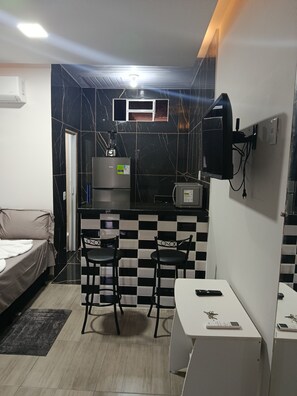 Interior - Studio apartment with bedroom, kitchen, and bathroom, comfortable and cozy, independent. (Contagem)