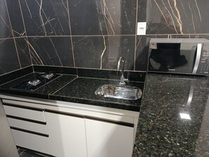 Private kitchen - Studio apartment with bedroom, kitchen, and bathroom, comfortable and cozy, independent. (Contagem)