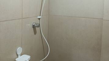 Toalhas de banho, sabonete, papel higiênico