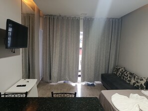 Interior - Studio apartment with bedroom, kitchen, and bathroom, comfortable and cozy, independent. (Contagem)