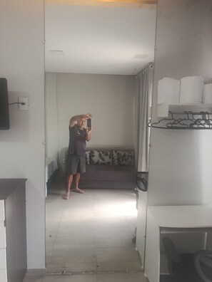 Interior - Studio apartment with bedroom, kitchen, and bathroom, comfortable and cozy, independent. (Contagem)