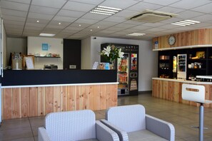 Lobby - Kyriad Direct (Cestas)