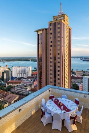 Outdoor dining - Golden Tulip Dar City Center (Dar es Salaam)