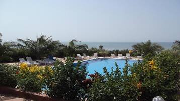 Hồ bơi ngoài trời