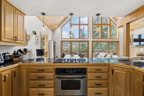 Fridge, microwave, oven, stovetop - 5-Acre Durango Home | Trails, Deck, Mesa Verde (Durango)