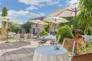 Outdoor dining - Hotel The Originals Pigeonnier Du Perron (Availles-en-Chatellerault)