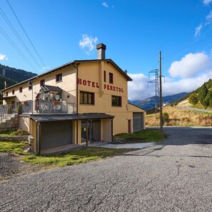 A two-story building with a sign reading 'HOTEL PERETOL' and a balcony with a railing. - Peretol (Bordes d'Envalira)