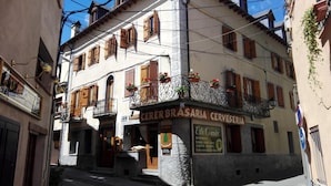 A building with a sign for 'CERÈR BRASARIA CERVESERA' and 'ETH CORNER RESTAURANT'. - Serrano (Vielha e Mijaran)