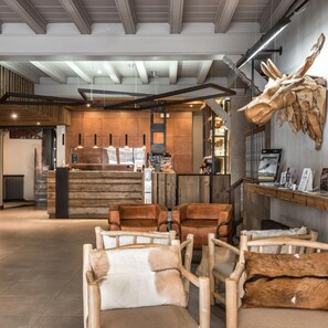 Un interior moderno con muebles de madera, una chimenea y una cabeza de animal montada.