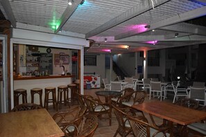 Outdoor dining - Sunshine Studios And Apartments (Hersonissos)