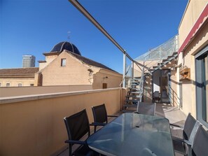 Outdoor dining - Apartamentos El Carmen by Be Alicante (Alicante)