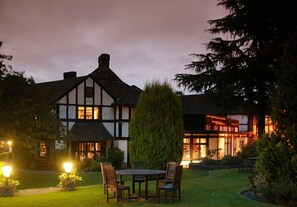 Outdoor dining - Thatchers, BW Signature Collection by Best Western (Leatherhead)