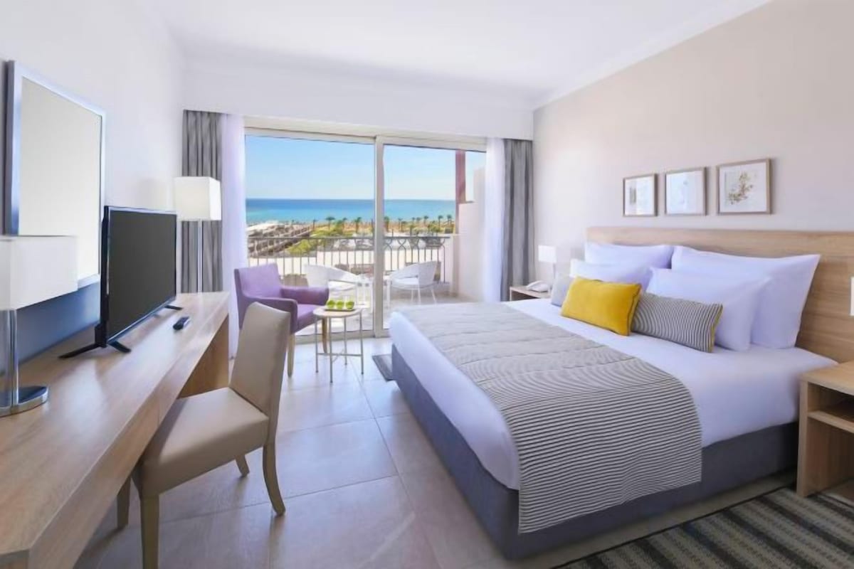 Superior, Queen Bed, Bay View