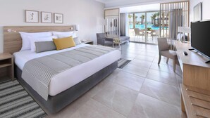 Une chambre d’hôtel avec un grand lit, un bureau avec une télévision, une chaise et une vue sur la piscine.