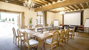 A conference room with wooden tables and chairs, a projector screen, and a whiteboard. - Relais Du Silence Domaine de La Groirie Hotel And Seminars (Trange)