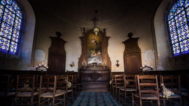 A church interior with wooden pews, a central altar, and stained glass windows. - Relais Du Silence Domaine de La Groirie Hotel And Seminars (Trange)