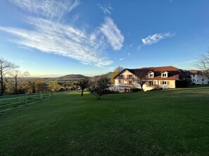Property grounds - The Originals Boutique, Hotel Les Bergeronnettes, Champagneux (Champagneux)