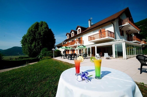 Outdoor dining - The Originals Boutique, Hotel Les Bergeronnettes, Champagneux (Champagneux)