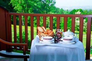 Outdoor dining - The Originals Boutique, Hotel Les Bergeronnettes, Champagneux (Champagneux)