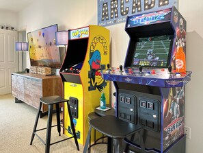 Game room - Fun Arcade, Hot Tub, Outdoor Games & Firepit only 10 min to downtown Walla Walla (College Place)