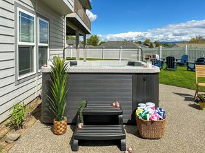 Terrace/patio - Fun Arcade, Hot Tub, Outdoor Games & Firepit only 10 min to downtown Walla Walla (College Place)