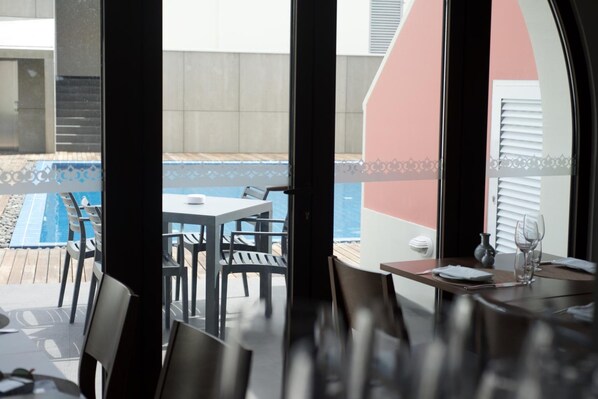 Dining - Charming Blue (Vila do Porto)