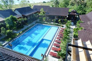 Una piscina al aire libre