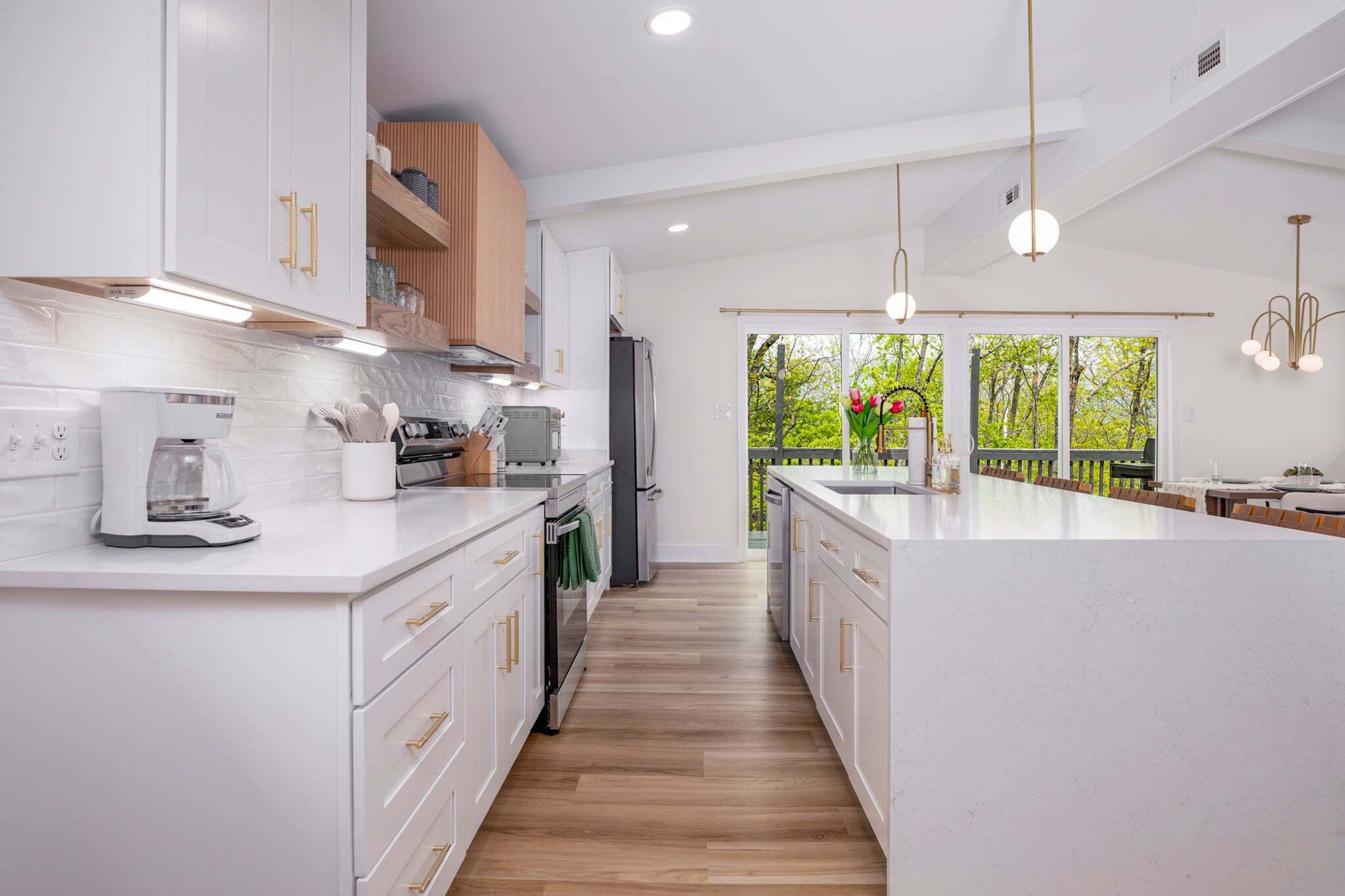 Fridge, oven, stovetop, dishwasher